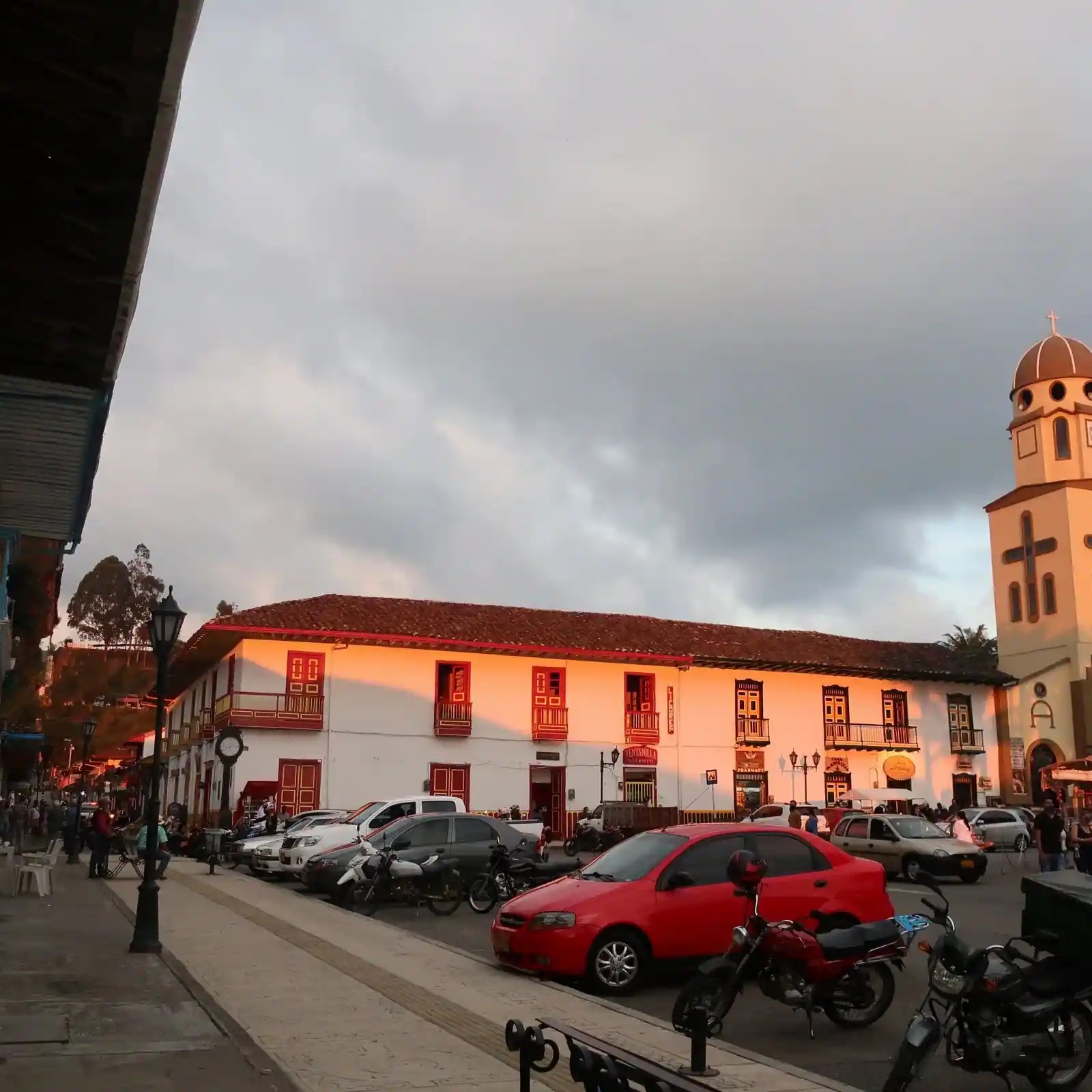 Vista de la plaza principal de Salento y la Iglesia