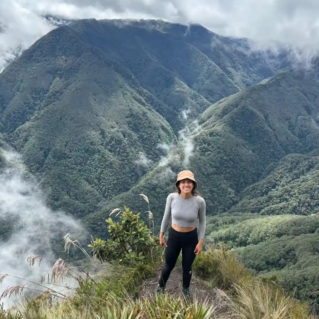 Imagen que captura el panorama desde la cima de morrogacho con un paisaje de montañas de fondo
