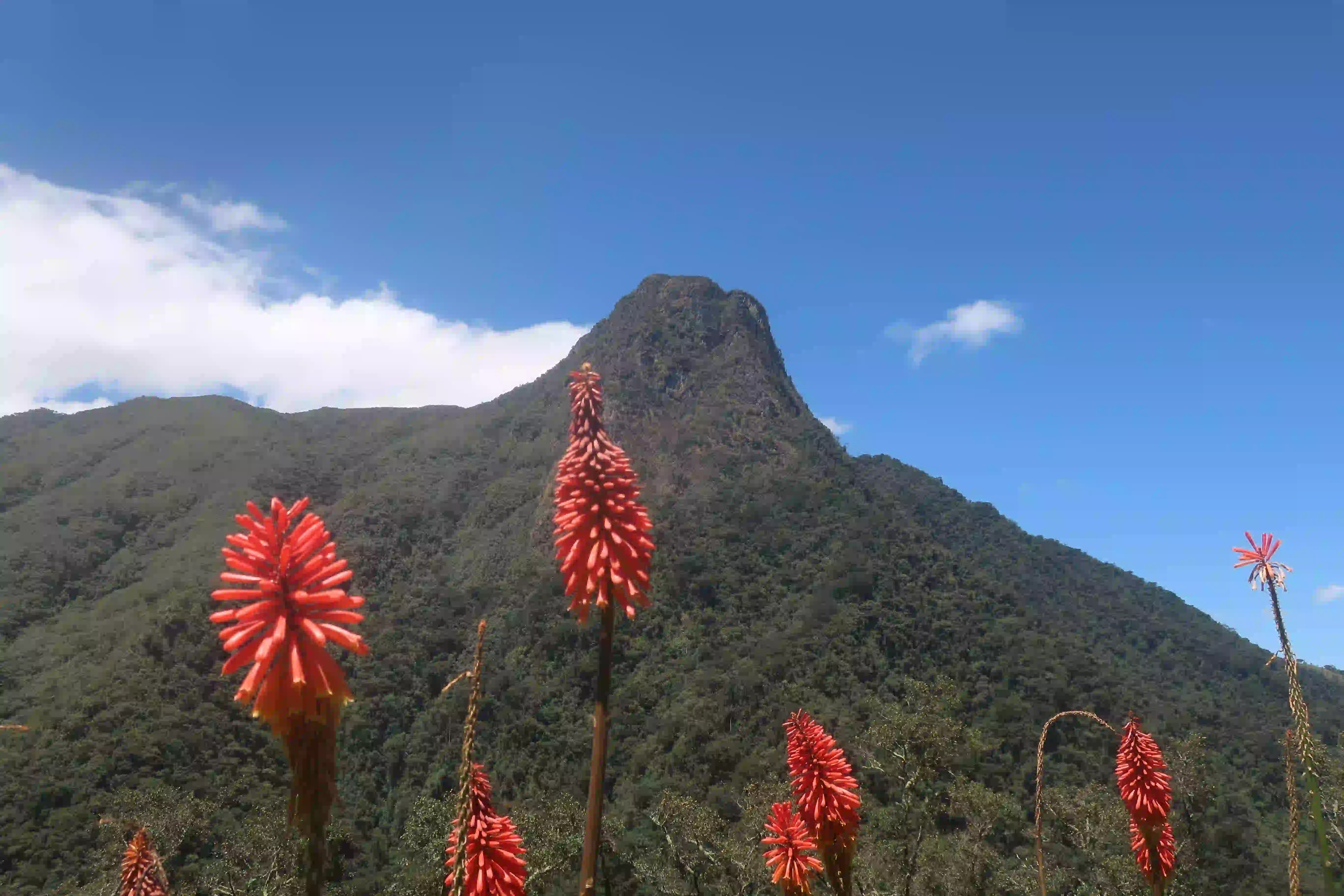 Montaña Morrogacho con un cielo azul despejado