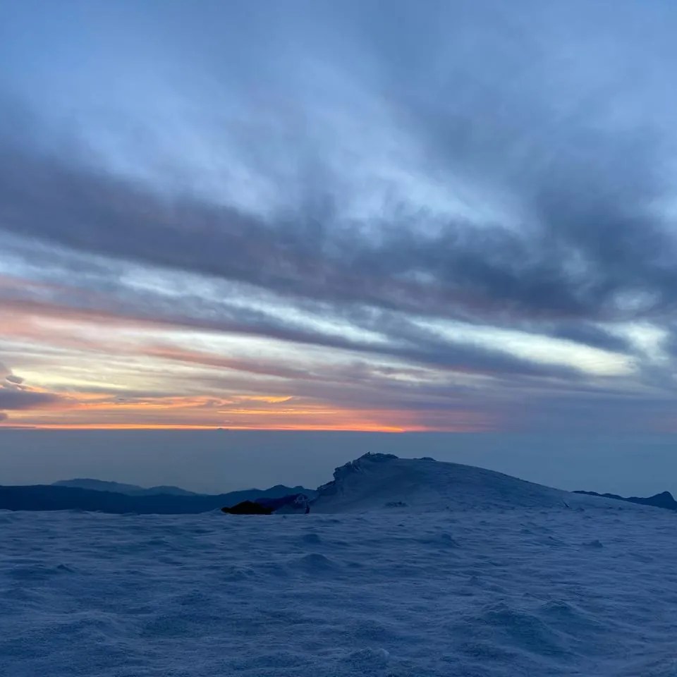 Cima del Nevado del Tolima al amanecer, rodeada de glaciar