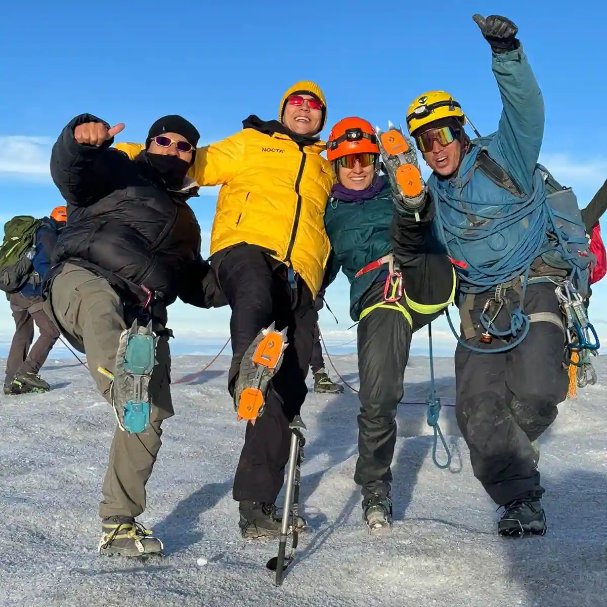 Cuatro excursionistas celebrando en la cumbre del Nevado del Tolima, Dulima, Colombia