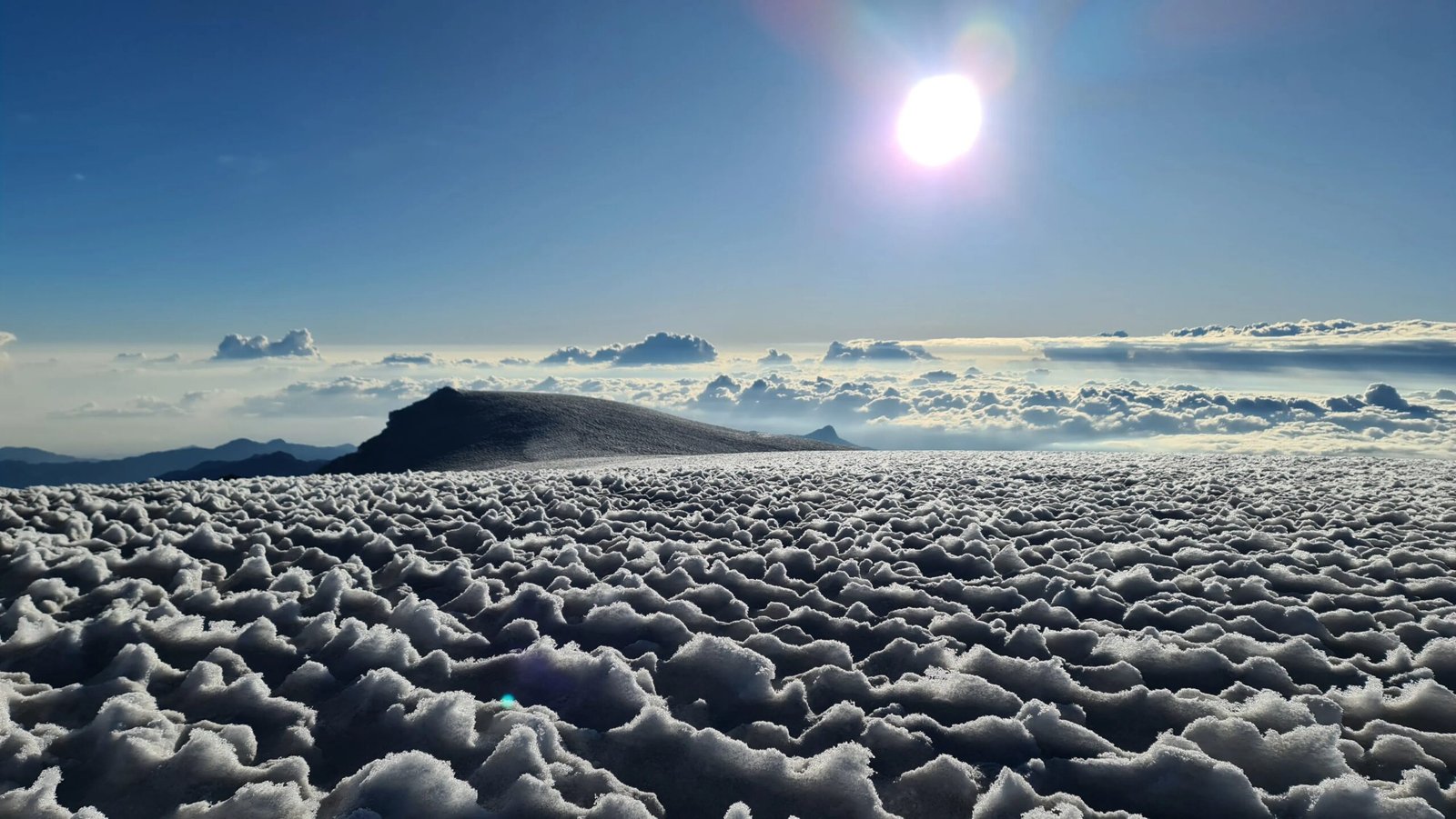 Vista de la cumbre del nevado del tolima cubierto de nieve con un cielo despejado