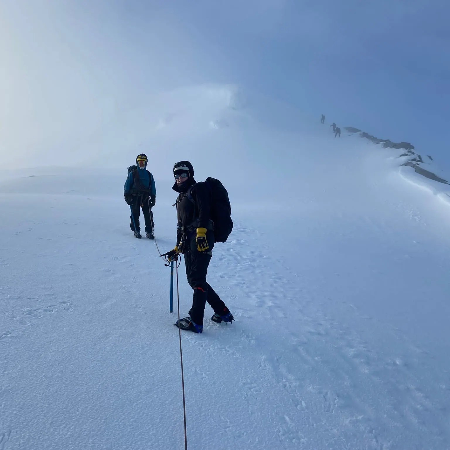 Excursionistas ascendiendo la cumbre al Nevado del Tolima